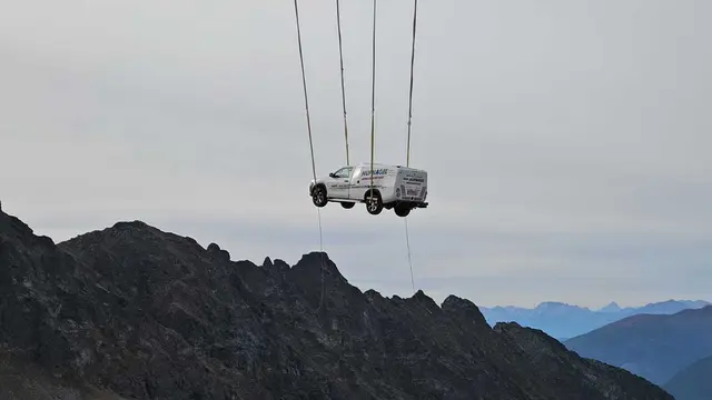 Das Spezialkanalreinigungsfahrzeug bleibt noch einige Zeit in der Reißeckgruppe im Einsatz, ehe es zurück ins Tal geflogen wird. | Foto: Hufnagel