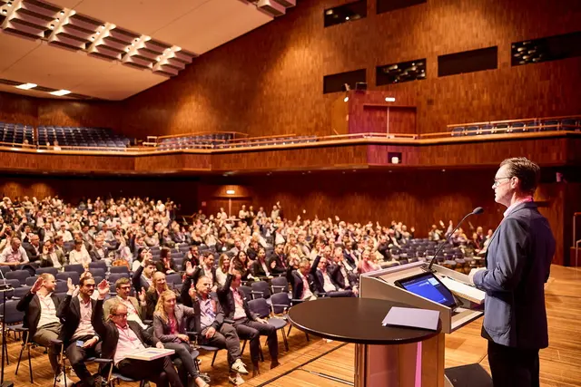 Beim AGA-Kongress im Congress Innsbruck tauschten sich über 1.100 Fachteilnehmerinnen und -teilnehmer über die neuesten Entwicklungen in der Gelenkchirurgie aus. | Foto: Intercongress / T. Tanzyna