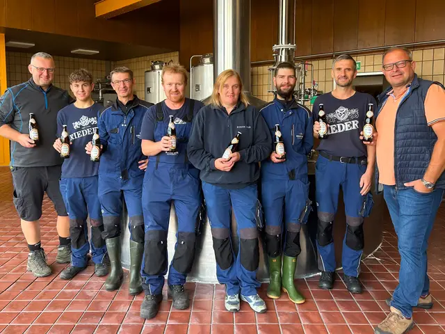 Geschäftsführer Braumeister Josef Niklas (r.) mit dem Brauerteam. | Foto: Brauerei Ried