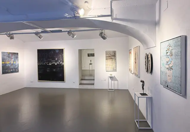 Aufgrund des großen Zuspruchs wurde die Ausstellung „Dürre/Suša“ von Albert Mesner und Michael Dijkstra in der Galerie Vorspann/Galerija Vprega bis 10. Oktober 2026 verlängert. | Foto: Andreas Jerlich