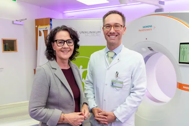 Institutsvorstand Johannes Pfaff, Gesundheitslandesrätin Daniela Gutschi (ÖVP). | Foto: SALK / Neumayr / Hofer
