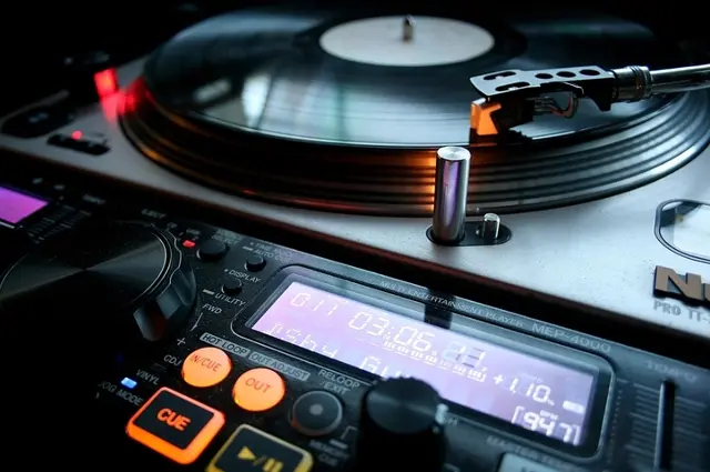 Eine bunte Mischung gab es bei der Chartshow am Montag, die amateurhafte Skandal-Band N2E wurde (schon wieder!) genauso wie Tris Mannheim disqualifiziert.  | Foto: javierdumont/pixabay