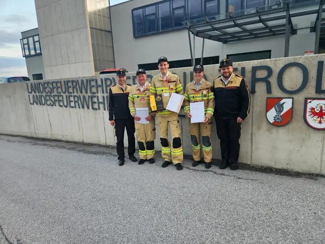 Lisa Wurzrainer, Josef Beihammer und Lukas Huber bestanden das Feuerwehrleistungsabzeichen in Gold. | Foto: LFV Tirol/Lukas Lintner, Andreas Schroll
