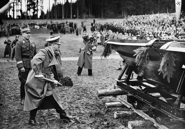 Adolf Hitler beim propagandistisch inszenierten ersten Spatenstich für den Autobahnbau in Österreich am Walserberg bei Salzburg im April 1938. (Archiv) | Foto: APA-Images / SZ-Photo / Scherl