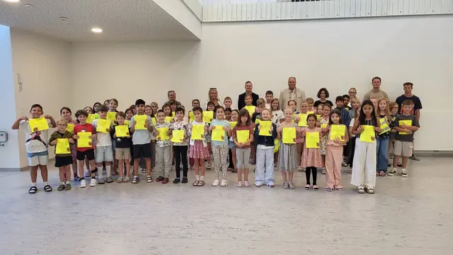 Die Kinder bekamen zum Schulbeginn auch neue Warnwesten, die sie im Straßenverkehr gut sichtbar machen.  | Foto: Gemeinde Zwölfaxing