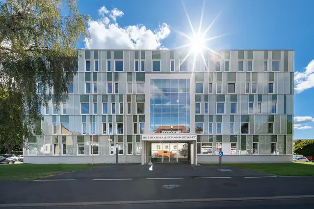 Das Gebäude der Bezirkshauptmannschaft Weiz in der Birkfelder Straße. Hier kam es 2024 zu einem Brand.  | Foto: Land Steiermark/Robert Binder