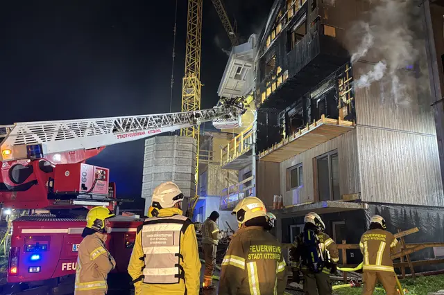 Die Freiwillige Feuerwehr Kitzbühel rückte mit 55 Einsatzkräften an und führte die Löscharbeiten durch.  | Foto: Stadtfeuerwehr Kitzbühel
