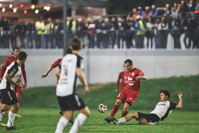 Freitagabend, Flutlicht, volle Hütte: Der sportliche Höhenflug blieb in Altenberg nicht unbemerkt und so kamen zum Spitzenspiel 300 Fans auf den Sportplatz. | Foto: Reischl