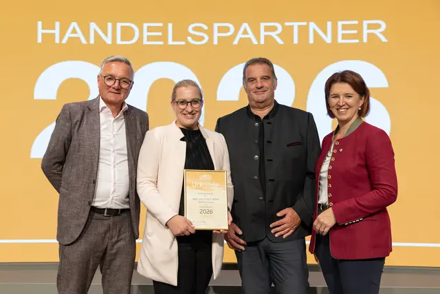 Genussland-Handelspartner in Gold ist Familie Wöss (Kaufhaus Wöss) in Kollerschlag. Josef Lehner, Geschäftsführer der Genussland-Handelsinitiative (l.) und Genussland-Obfrau und Agrar-Landesrätin Michaela Langer-Weninger (r.).  | Foto: Land OÖ/Haag