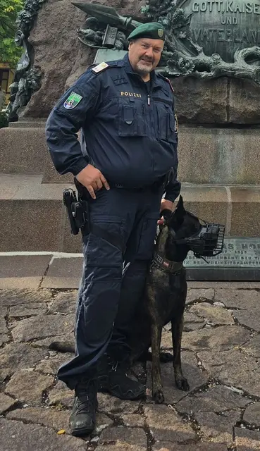 Polizeidiensthund „Ron“ mit seinem Hundeführer: Gemeinsam konnten sie den abgängigen Bewohner in Kitzbühel nach rund 1,5 Kilometern Fährtenarbeit unverletzt auffinden. | Foto: Polizei Tirol