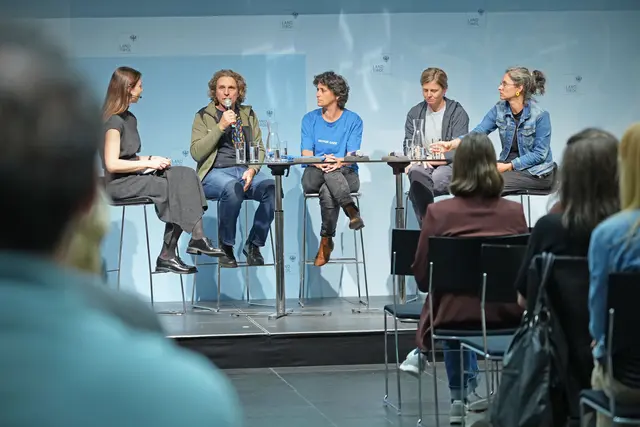 Moderatorin Anna Krepper sowie Roland Noichl, Eva Klug, Marina Hausberger und Elisabeth Steinlechner präsentierten bei der Podiumsdiskussion Projekte und Praxisbeispiele aus Tirol. | Foto: Land Tirol/Trenker
