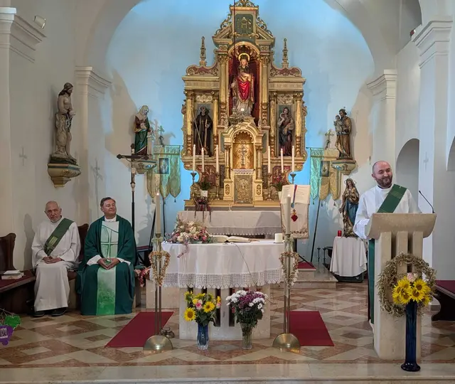 drei Geistliche in der Kirche