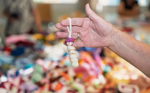 Für den guten Zweck entstehen beim "Wollwerk Salzburg" jede Woche handgefertigte Stücke wie Kissen, Polster, Decken, Schals oder Mützen, mit denen Menschen in schwierigen Situationen unterstützt werden.
 | Foto: Stadt Salzburg/Alexander Killer