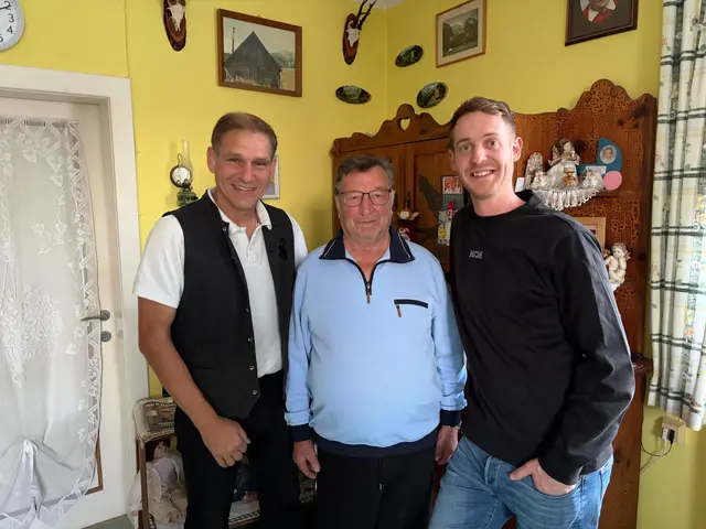Stadtrat Christian Köberl, Jubilar Franz Marchl und Gemeinderat Manuel Gölß. | Foto: GM Hainfeld