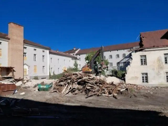 Die Bauarbeiten für das neue Psychiatriegebäude am LKH Hall haben gestartet. | Foto: TIROL KLINIKEN/VETTORI/Din A4
