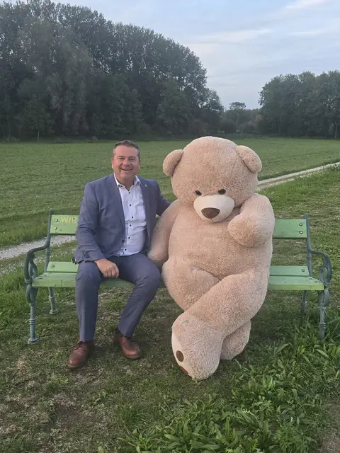 Selbst Bürgermeister Christian Partoll hat den gemütlichen Gast in der Kremsau bereits persönlich besucht.  | Foto: Stadtarchiv Ansfelden