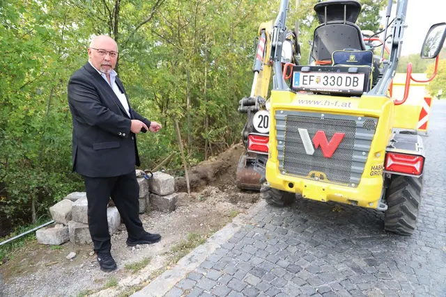 Bezirksvorsteher Peter Jagsch (SPÖ) machte sich selbst ein Bild von der Baustelle. | Foto: BV17