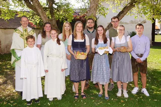 Pfarrer Josef Seeanner mit den Ministranten Felix und Marlene, sowie der Landjugend Hain (vlnr), diese brachte die Erntegaben dar: Marie Kaiblinger, Leona Leeb, Vanessa Schabasser, Mathias Hörhan, Leiterin Elisabeth Strasser, LJ-Leiter Patrick Fraberger, Hannah Schober und Franzi Schuster freuten sich über die vielen Besucher beim Erntedankfest. | Foto: Franz Higer