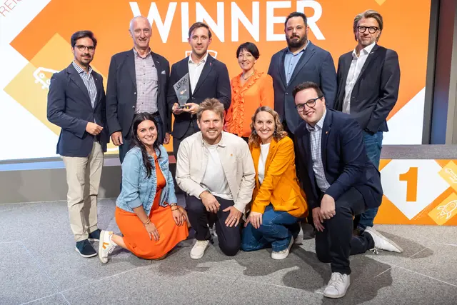 Stehend v. l.: Bernhard Aufreiter, Vorsitzender der JW Linz-Stadt; Klaus Schobesberger, Bezirksstellenobmann WKO Linz-Stadt; Felix Pippig, Andrea Hendorfer, Fachgruppengeschäftsführerin Foto-, Optik- und Medizinproduktehandel; Christian Scheinecker, Fachvertretung-Vorsitzender Foto-, Optik- und Medizinproduktehandel; Peter Polgar, Bezirksstellenleiter WKO Linz-Stadt. Vorne v. l.: Stefanie Doppelbauer (JW OÖ), Lukas Krainz, Start-up Beauftragter JW OÖ, Sarah Radinger (JW OÖ) und Leo Jindrak, Landesvorsitzender-Stv. der JW OÖ.  | Foto: Cityfoto/Pelzl