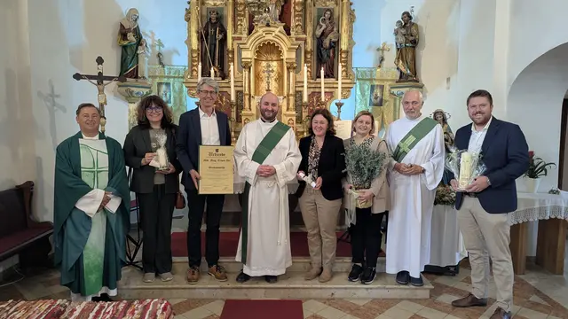 Menschen vor dem Altar