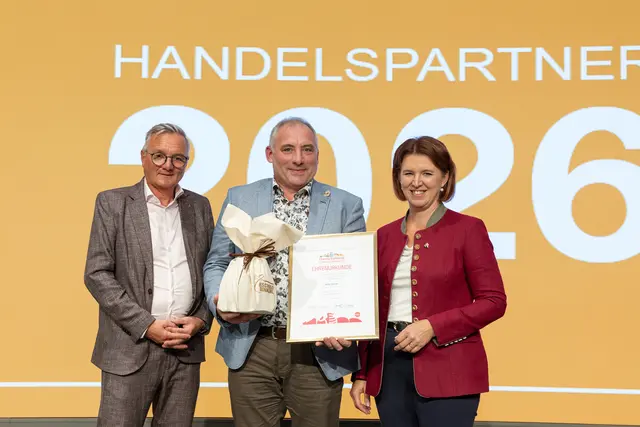 Als Landwirt, Unternehmer und langjähriger Obmann von "Wie's Innviertel schmeckt" setzt sich Alois Selker seit Jahren für regionale Produzenten und heimische Lebensmittel ein. Dafür erhielt er eine Ehrenurkunde.  | Foto: Margot Haag