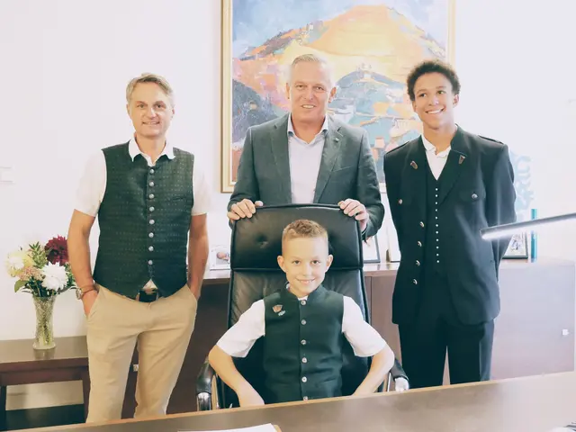 Landeshauptmann Mario Kunasek mit Harmonikalehrer Andreas Breidler (l.) und den Ausnahmetalenten Philip Pscheidt (r.) und Maximilian Filzmoser | Foto: Musikschule Weiz 