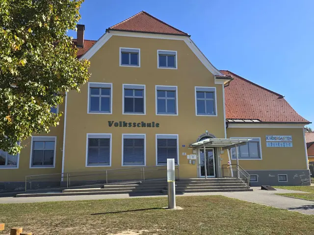 Im Außenbereich wurden ein neues Turnreck errichtet, bestehende Spielgeräte neu gestrichen und sämtliche Fallschutzbereiche erneuert.  | Foto: Peter Sattler