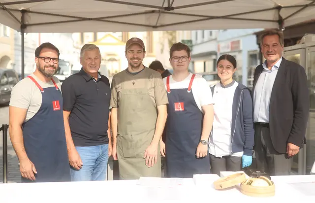 Leroy-Vincent Przibilla (Flaschenpost), Wirtschafts-Stadtrat Peter Engelbrechtsmüller, Klemens Gold (Inhaber RAU – nature based cuisine), Paul Piaty (Sommelier RAU – nature based cuisine ), Clara Basset ( Erasmus Schülerin RAU – nature based cuisine ) und Bürgermeister Werner Krammer. | Foto: Stadt Waidhofen/Ybbs