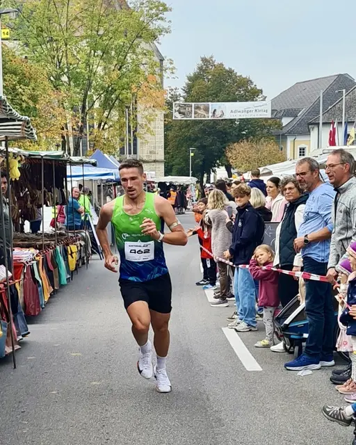 Michael Bamberger gewann den 6,5 Kilometer langen Lauf und stellte einen neuen Streckenrekord auf. | Foto: LAC Molln