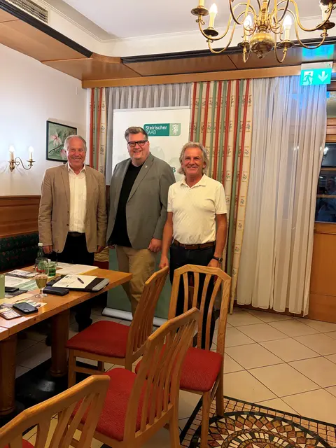 Der Neugewählte ÖAAB-Ortgruppenobmann Vzbgm. Florian Czerny (m.) mit ÖAAB-Bezirksobmann Peter Kirchengast (l.) und Bürgermeister Johann Wolf-Maier | Foto: ÖAAB
