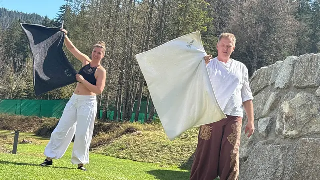 Das Aufgussteam Harmony vermittelt moderne Wedeltechniken und Saunakultur in Scharnitz bei der Saunaschule Harmony. | Foto: Aufgussteam Harmony Diana und Andreas Weiß