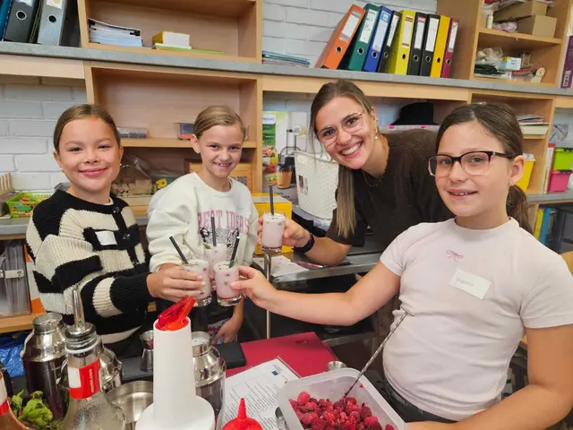 Ilia, Paula, Klassenlehrerin Sarah Bozecski, Cheyenne machen Cocktails. | Foto: Verena Kainz