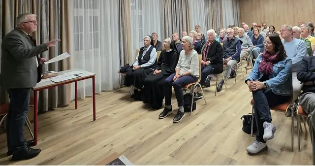 Der Theologe und Journalist Josef Wallner stellte bei einem Themenabend in der Salesianer-Pfarre Amstetten Herz Jesu die berühmte Silvesterpredigt des St. Pöltner Bischofs Michael Memelauer vom 31. Dezember 1941 in ihren historischen Zusammenhang.  | Foto: Wolfgang Zarl