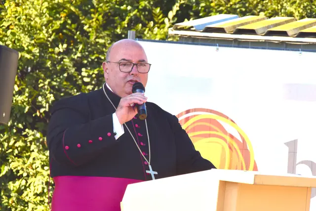 Jennersdorfs Stadtpfarrer Kanonikus Franz Brei gab seinen geistlichen Segen für den Neubau der Halle.  | Foto: Elisabeth Kloiber/MeinBezirk