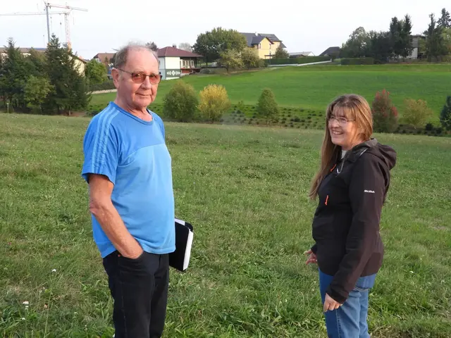 Der unmittelbaren Anrainer,  der pensionierte Jurist Dr. Johann Huber und Anrainerin Herta Riegler informierten MeinBezirk über das Wohnbauprojekt Sonnenhang,  das an den Brunnenweg anschließt.   | Foto: Zinterhof