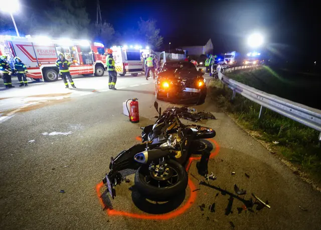 Drei Verletzte wurden in die Krankenhäuser Braunau und Ried gebracht. | Foto: Daniel Scharinger