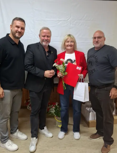 Ehrung Wallner: Markus Schlapfer, Rainer Spenger, Elisabeth Wallner und Winfried Bier. | Foto: SP WRN