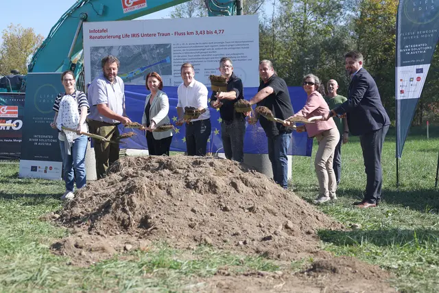 Von links: Andrea Wolfesberger, Gerhard Sandmayr, LRin Michaela Langer-Weninger, LR Stefan Kaineder, Clemens Neuhold, Torben Walter, Daniela König und Stefan Hartinger. | Foto: Land OÖ/Denis Stingelmayr