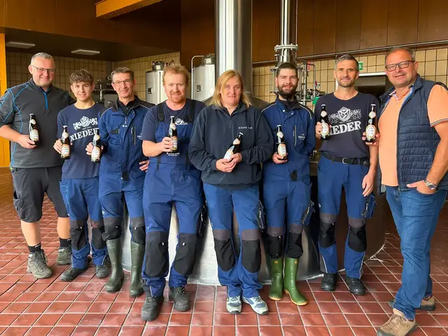 Geschäftsführer Braumeister Josef Niklas (r.) mit dem Brauerteam. | Foto: Brauerei Ried