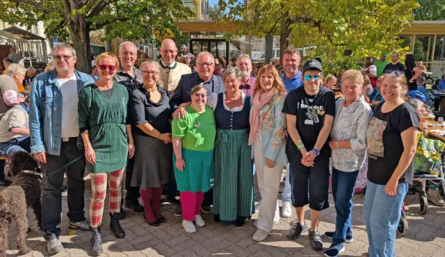 O'zapft is' bei der Lebenshilfe Mödling. Eine große Abordnung des Stadt und Gemeinderates ließ sich dieses tolle Fest nicht entgehen. | Foto: Stadtgemeinde Mödling / cb