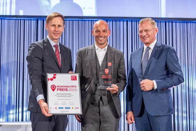 Der Sonderpreis Oberösterreicher von Herzen wurde an Gerd Schachermayer von Landeshauptmann Thomas Stelzer (re.) und Chefredakteur Thomas Winkler (li.) übergeben.  | Foto: BRS/Erwin Pils