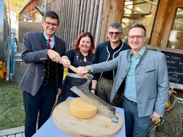 LHStv. Martin Gruber, Obfrau Genussland Kärnten Petra Pobaschnig, Obmann Kaslab’n Klaus Kohlweiß und Labg. Michael Maier feierten beim Tag der offenen Käserei mit. | Foto: Büro Gruber