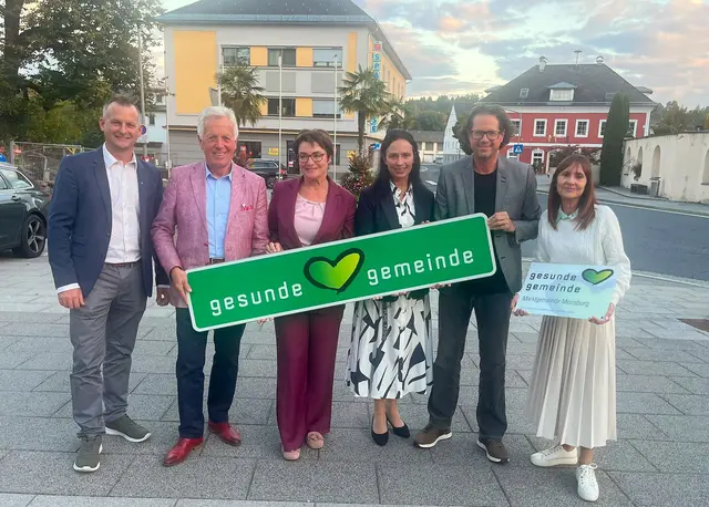 Überreichung der "Gesunde Gemeinde"-Tafel: GV Stefan Staudacher, Bgm. Herbert Gaggl, Landesrätin Beate Prettner, Vizebgm. Astrid Brunner, Vizebgm. Roland Gruber und Gabriela Zwipp (Unterabteilung Gesundheitsförderung; von links).
 | Foto: LR.in Prettner