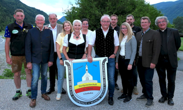 Der aktuelle Vorstand der Dorfgemeinschaft St. Nikolai-Glanhofen mit Obmann Diethard Knes (Mitte) und Ehrengästen
 | Foto: DG STN-G/Pack