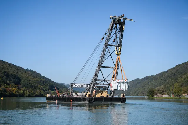 Der neue Transformator für das Donaukraftwerk Jochenstein wurde mit dem Schwimmkran sicher eingehoben. | Foto: Verbund/Johannes Wiedl