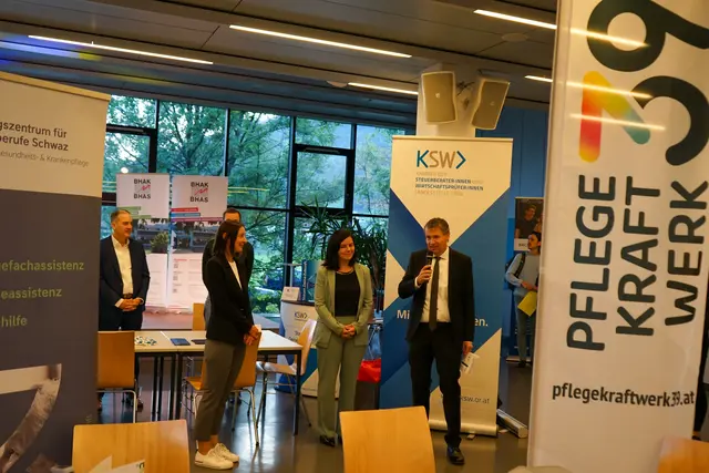 Eröffnung: vlnr Silvia Zangerle, BRG Schwaz, Petra Lintner, Jugendreferentin Schwaz, Friedrich Hellmayr, BHAK/BHAS/FS.PFLEGE Schwaz | Foto: BHAK/BHAS/Fachschule für Sozialberufe mit Pflegevorbereitung Schwaz