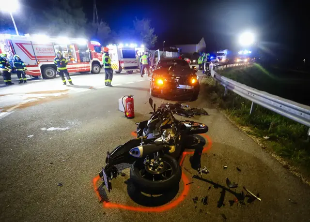 Drei Verletzte wurden in die Krankenhäuser Braunau und Ried gebracht. | Foto: Daniel Scharinger