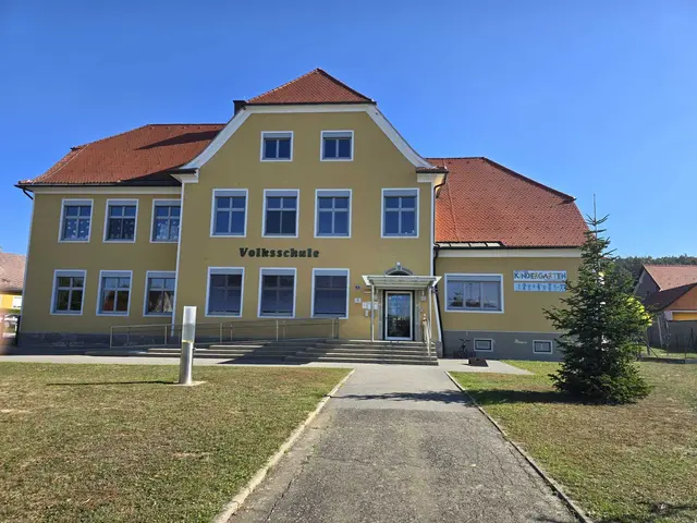 Im Kindergarten- und Volksschulgebäude von Deutsch Kaltenbrunn wurden Klassenräume, Gänge und Außenbereich erneuert. | Foto: Peter Sattler