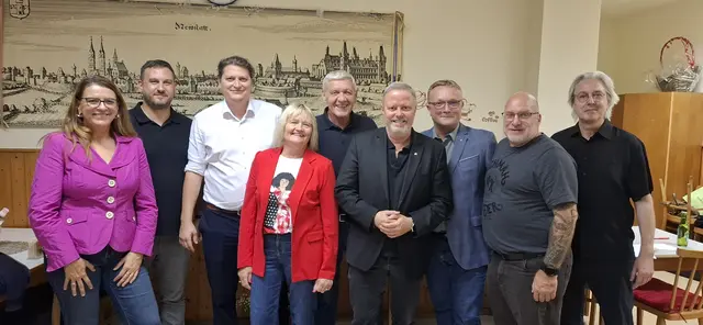 Der neue Vorstand mit den Gemeinderäten Barbara Dunst, Markus Schlapfer, Michael Mayer, Elisabeth Wallner, Jürgen Schwarz, Rainer Spenger, Martin Schnepf, Winfried Bier und Wolfgang Bier. | Foto: SP WRN