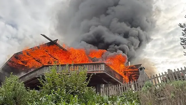 In Kitzbühel ist ein Dachstuhl eines Mehrfamilienhauses in Brand geraten. | Foto: FF Kitzbühel